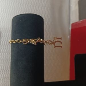 Diamonds International charm bracelet. ( Di )